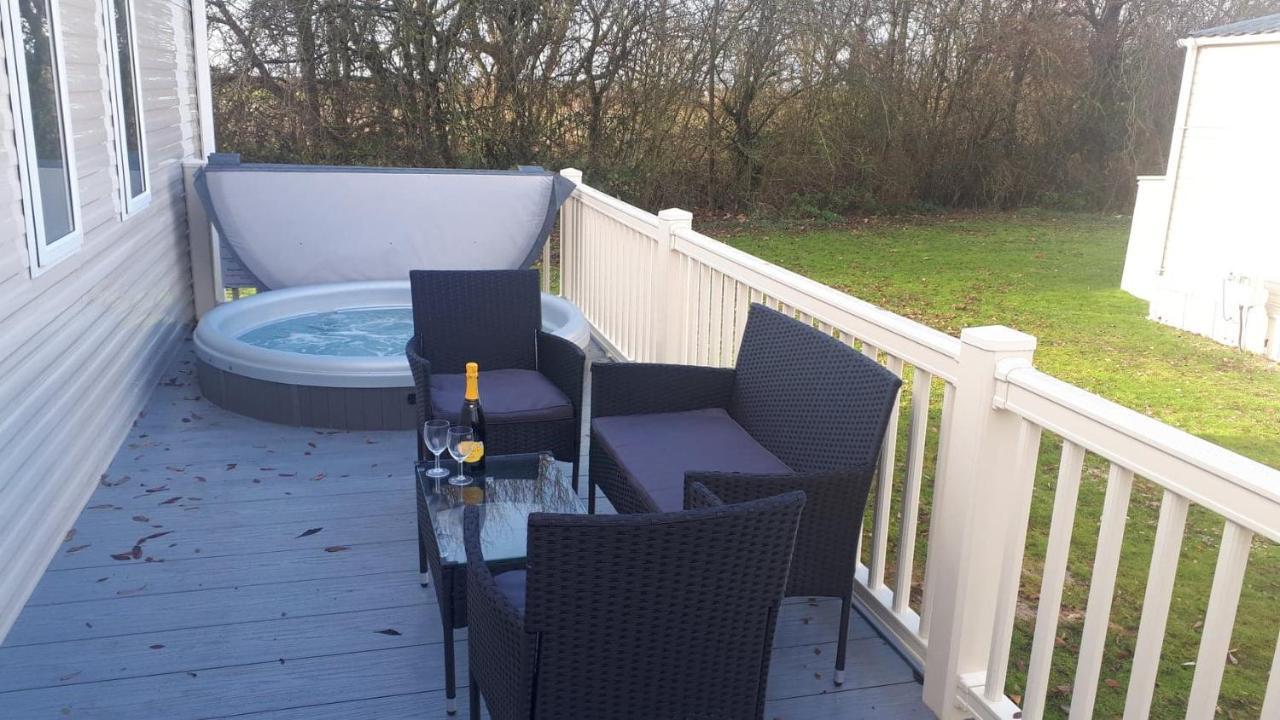 Ksr Hot Tub At Lakes Holiday home *